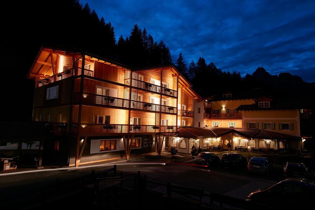 Hotel Valacia Pozza di Fassa Exterior foto