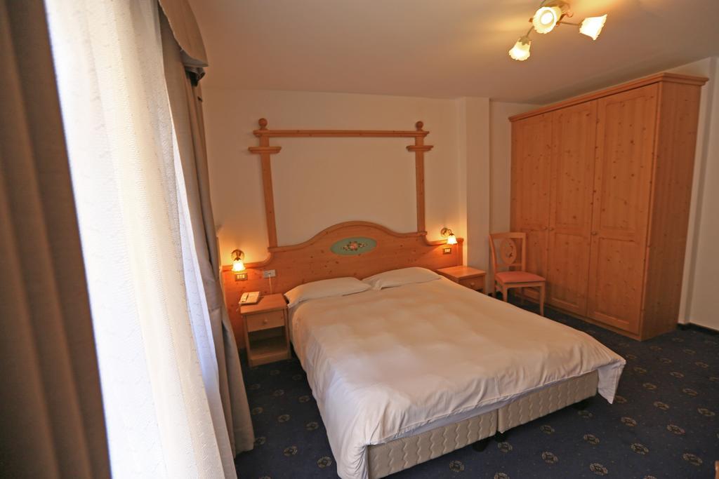 Hotel Valacia Pozza di Fassa Exterior foto